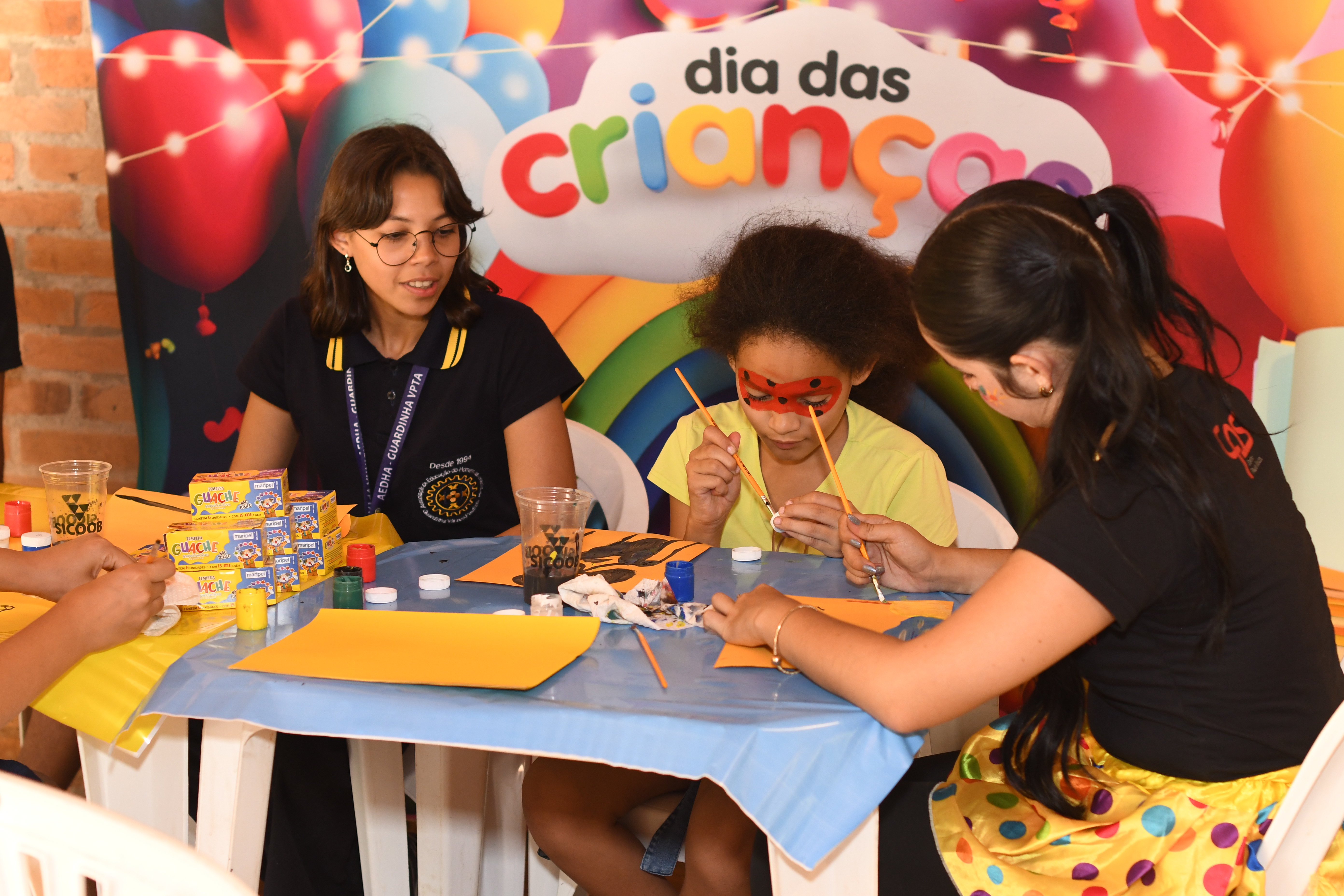 Criança fazendo pintura em papel durante o evento